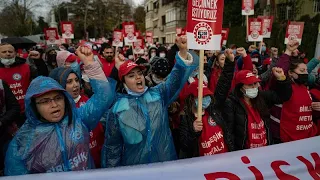 Gegen Armut und für höheren Mindestlohn: Tausende demonstrieren in Istanbul