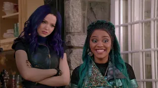 Descendants 3 - Uma Tells Evie To Break The Spell With A Kiss | Clip #43