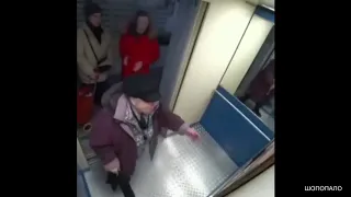Реакция людей на портрет Путина в лифте.