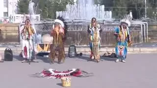 Индейцы в Новосибирске играют на пан-флейте.