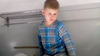 В поезде брат рыдает ему надо планшет ))))