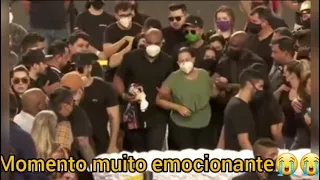 Momento que a mãe de Marília Mendonça chega no velório😭😭