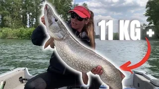 Elle pêche son RECORD pour l'ouverture, GROS leurres = gros BROCHETS !