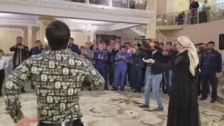 Брат ЗубайраТухугов танцует на свадьбе