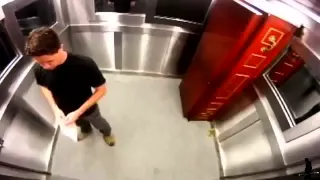Бразильский прикол - Гроб в лифте