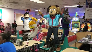 Chuck-e-cheese dancing