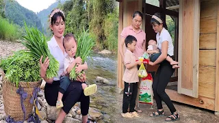 Cương visited and gave his adoptive mother a gift. Harvest chives, go to the market to sell