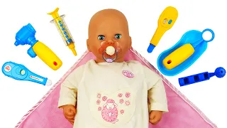 Baby Annabell -nukke on kipeä! Lastenohjelmia vauvanukeista. Vauvojen leluja ja lääkärileikkejä.
