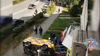В Петропавловске перевернулась машина скорой помощи