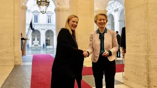 Von der Leyen a Palazzo Chigi: la stretta di mano con Meloni