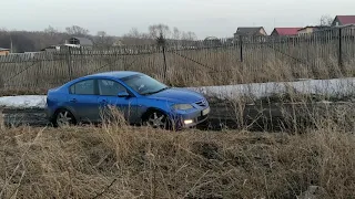 В горку по грязи. Mazda 3 полный привод