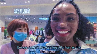 Chinese woman admires black girl’s 4c hair