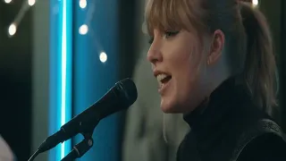 Taylor Swift At The Bluebird Cafe