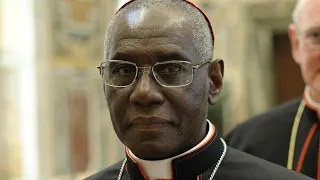 Chi è il cardinale Robert Sarah, amico di Ratzinger e avversario di Bergoglio