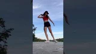 Up down jumper/ shuffle dance