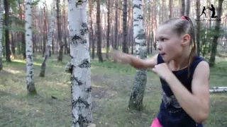 Une fillette expose un arbre avec ses poings