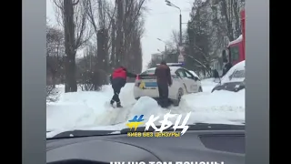 Киев. Народ с полицией. очень сложная ситуация с парковкой, все занял снег и лед.