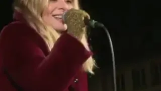 Julie Zenatti parle de sa fille et chante au marché de Noël de Strasbourg 2018