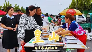 河东皇山大集 当大集进入城市 道路变身小吃街  一公里长的城市道路封闭起来作为集市场地 华灯初上的时候人流如织 把子肉卤菜 现拌凉菜 鲅鱼卷煎饼 梅干菜肉饼 章鱼小丸子 手打鸡蛋卷 街头爆米花