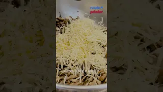 Torta de cogumelos com queijo gruyère