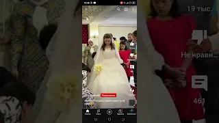 Ислам Итляшев поднял невесту на руки