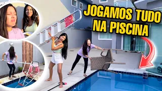 JOGAMOS AS COISAS DA CASA DELA NA PISCINA!!!! *olha isso* 😰