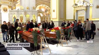 В Одесі сьогодні прощались із загиблими внаслідок ракетного удару по житловому будинку