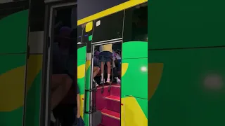 Jogadores da seleção brasileira fazem festa no ônibus ao chegar no estádio onde enfrenta a Suíça