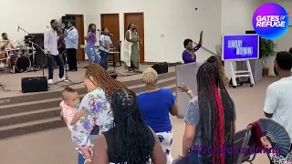 The praise team got funky with this old school medley￼🔥🔥