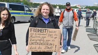 Tausende demonstrieren gegen staatliche Corona-Maßnahmen