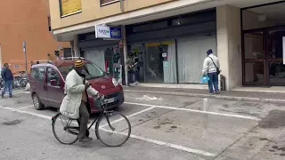 Treviso, aggressione con coltello all'internet point di via Zenson: la scena in diretta