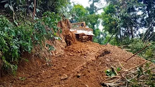 Excellent High-risk work cutting hills to make new roads in the mountains using the D6R XL BULLDOZER