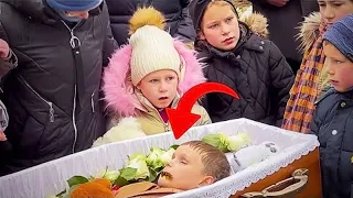На похоронах разгневанная сестра открыла гроб брата. То, что произошло дальше, потрясло мир