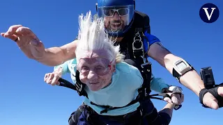 Una mujer de 104 años se tira en paracaídas en Estados Unidos: "La edad es sólo un número"