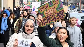 Bei Demonstrationen in den USA stehen sich Befürworter und Gegner von Abtreibungen gegenüber