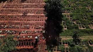 São Paulo recurre a los entierros nocturnos para evitar el colapso funerario