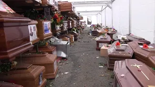 Palermo, la vergogna del cimitero: più di 800 morti in un tendone. Ci sono anche bambini