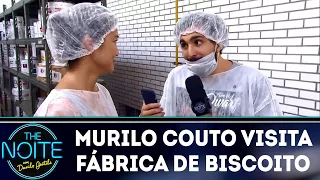 Murilo Couto visita fábrica de biscoito da sorte | The Noite (23/03/18)