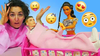 Barbie vuole un bebè! Povero Ken! Giochi con le bambole per bambini in italiano