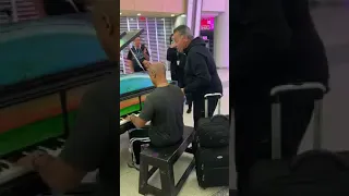 Tito Nieves cantando Fabricando Fantasias en Aeropuerto