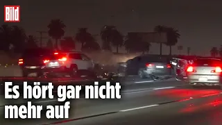 Massenkarambolage auf Autobahn: Ein Auto kracht ins nächste