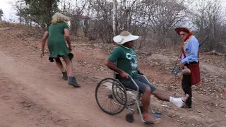 o forasteiro assusta os moradores da serraria