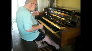 Mike Reed plays "You are the Sunshine of my Life" on his Hammond Organ