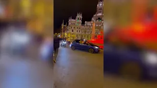 Broncano en la fiesta madridista en Cibeles... ¡con su patinete!