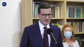 Mateusz Morawiecki podczas wizyty w domu seniora w Błoniu.