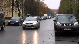 Бульвар Новаторов заполнен машинами