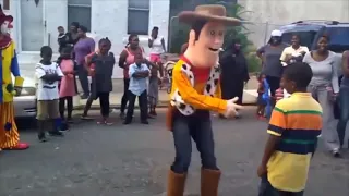 Woody bailando Yu-Gi-Oh! Opening :v