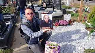фотография и цветы на могиле Натальи Леонидовны Крачковской / Троекуровское кладбище 2022