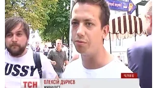 У Чернігові радикали Олега Ляшка влаштували бійку та повалили паркан