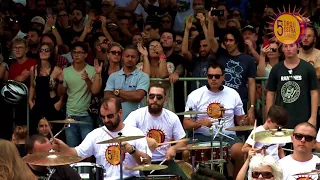 Black Sabbath - Heaven and Hell com 350 bateristas da Orquestra de Baterias